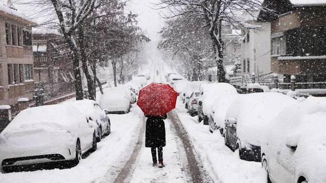 İstanbul'da daha kar başlamadan 14 Mart'a kadar okullar tatil oldu. Doğmamış çocuğa don biçmek değil mi bu😅?