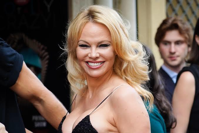 Pamela Anderson hayatını anlatmak için Netflix ile anlaştı! Hangi ünlünün hayatı film olsa izlersiniz?