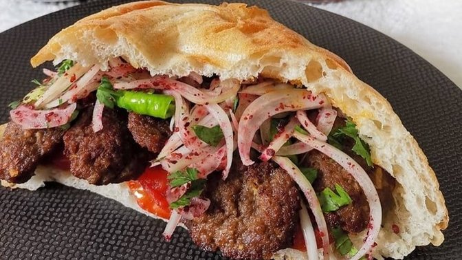 Ekmek arası sucuk mu yoksa ekmek arası köfte mi?