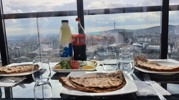Lahmacunun yanına ayran mı, kola mı tercih edersin?