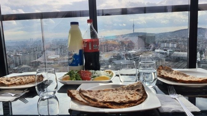 Lahmacunun yanına ayran mı, kola mı tercih edersin?