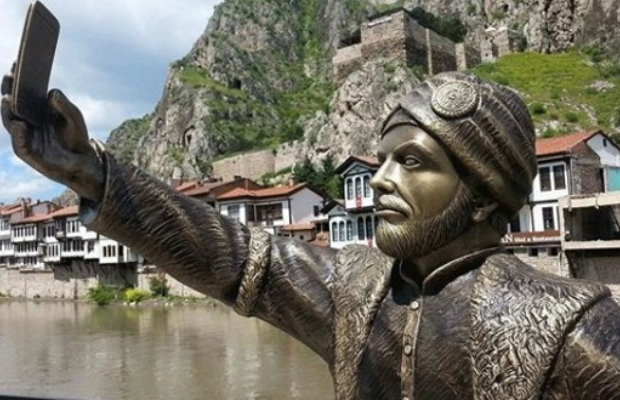 Heykelin çizilseydi heykelinin elinde hangi eşya olurdu?