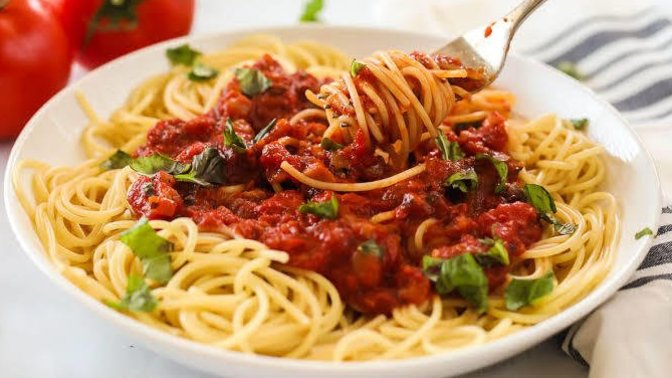 Spaghettiyi bütün mü pişirirsiniz yoksa kırarak mı?