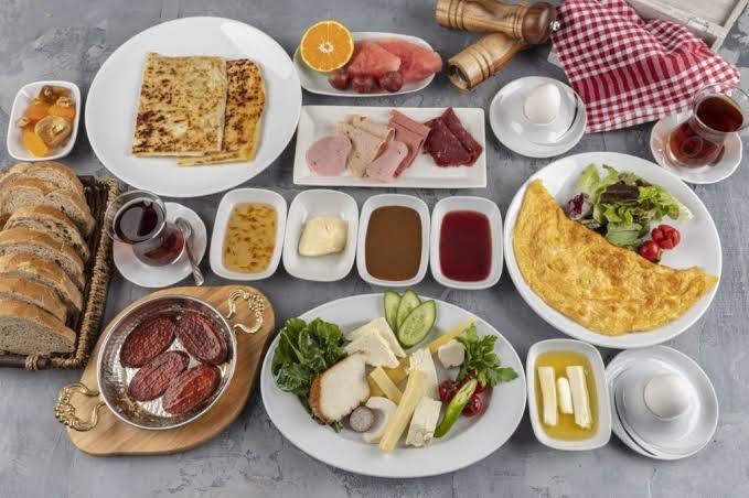 Kahvaltı sofrasında o olmazsa bir tadı olmaz dediğiniz bir yiyecek var mı?