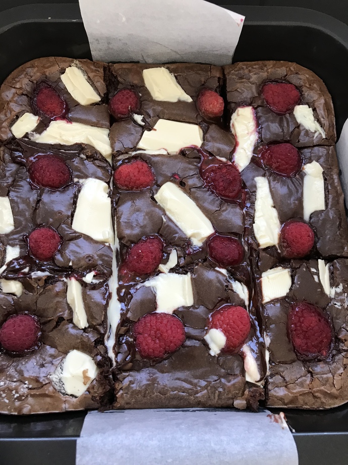 Ağzınıza layık bir frambuazlı çikolatalı browni yaptım. Browni seviyor musunuz?