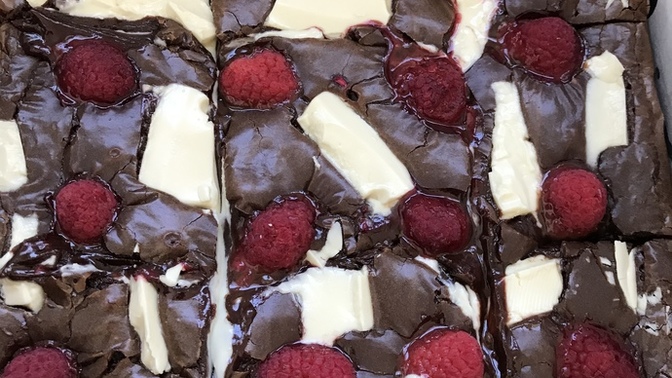Ağzınıza layık bir frambuazlı çikolatalı browni yaptım. Browni seviyor musunuz?