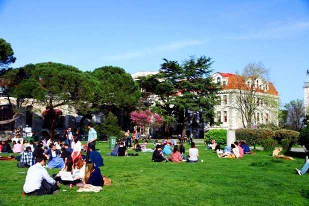 Üniversite hayatını aile evinde geçirmek nasıl bir duygu?