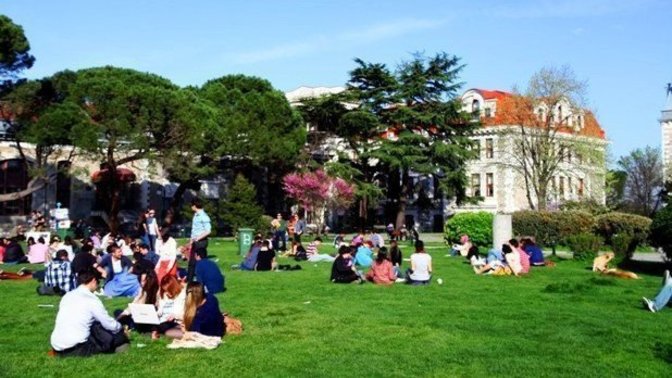 Üniversite hayatını aile evinde geçirmek nasıl bir duygu?
