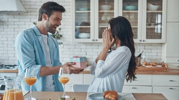 Sürekli hediye alan birisinin amacı karşısındakini elinde tutmak mıdır?