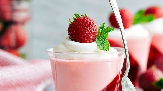 Çilekli puding sever misin?