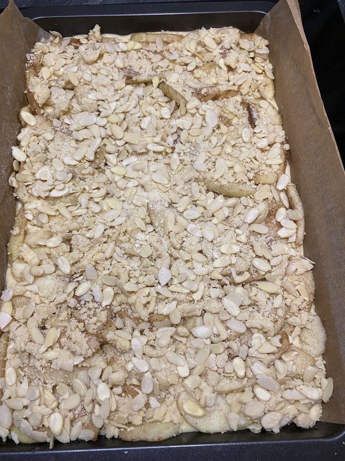 Elmalı pastam pişiyor, çok heyecanlıyım, hamaratlığıma kaç puan veriyorsunuz?