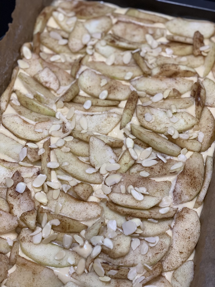 Elmalı pastam pişiyor, çok heyecanlıyım, hamaratlığıma kaç puan veriyorsunuz?