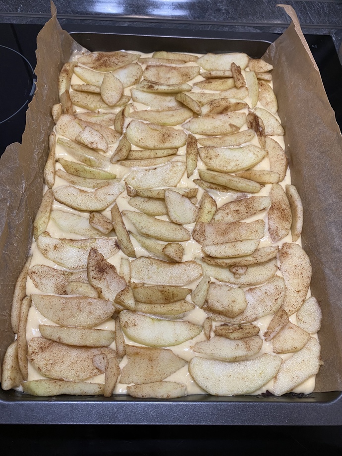 Elmalı pastam pişiyor, çok heyecanlıyım, hamaratlığıma kaç puan veriyorsunuz?