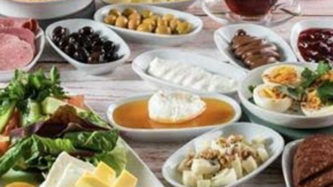 Dondurucu soğukta arkadaşlarınızla dışarıda kahvaltıya gider misiniz?