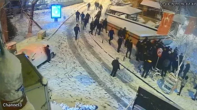 Tophane'deki kartopu savaşı silahlı kavgaya dönüştü! Ne hale geldik böyle?