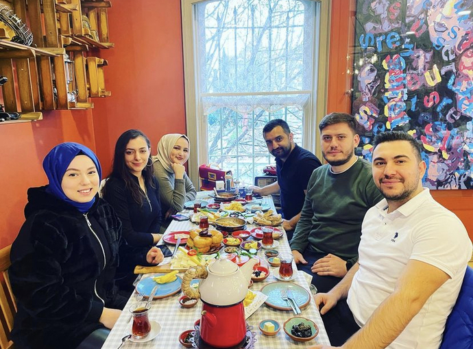 Siz pazar kahvaltısı kiminle yapmayı seviyorsunuz?