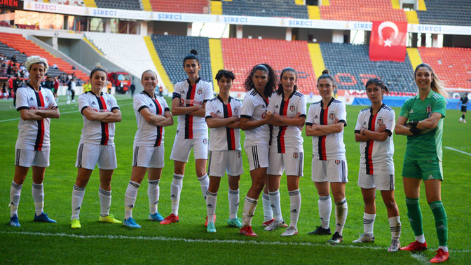 Vodafone kadın futbol takımına sponsor oldu, sizce erkeklerin gözü yaşlı mıdır?