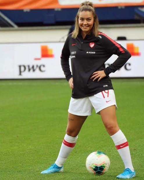 Bir kadının futbolcu olması ekstra iticilik mi yoksa ekstra çekicilik mi sağlar?