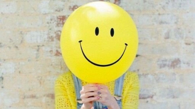 Şu an ki yüz ifadeni hangi emoji yansıtıyor göstersene?