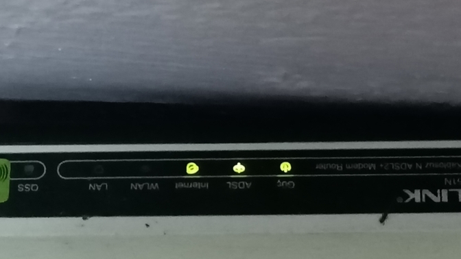 Modemde sadece 3 ışık yanıyor, internet sürekli gidiyor. Sebebi nedir?
