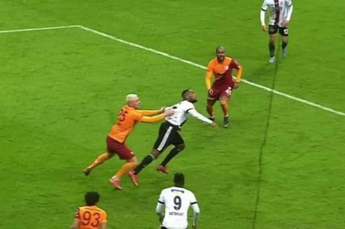 Beşiktaşın verilmeyen penaltısına ne diyorsunuz?