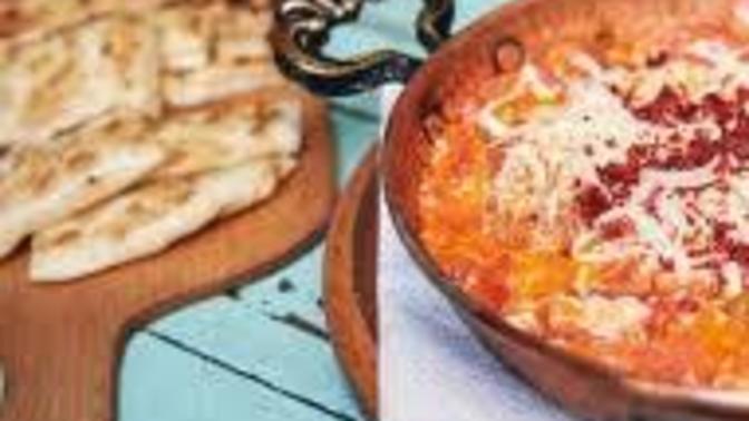 Menemenin üstü kaşarsız mı olmaz yumurtasız mı?