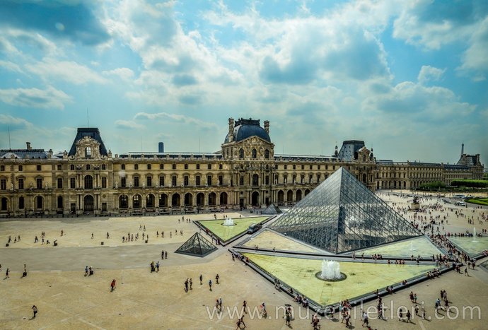 LOUVRE MÜZESİ / PARİS