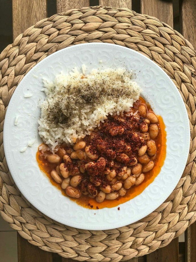 Dışarıda kuru fasulyeyi pilav üstü olarak yemek görgüsüzlük müdür?