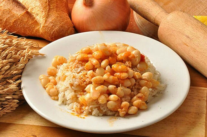 Dışarıda kuru fasulyeyi pilav üstü olarak yemek görgüsüzlük müdür?