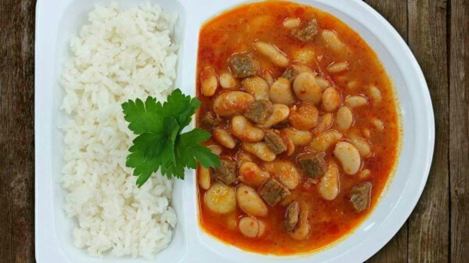 Dışarıda kuru fasulyeyi pilav üstü olarak yemek görgüsüzlük müdür?