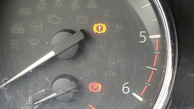 Nissan Qashqai elektronik el freni yanıp sönüyor, normal mi?
