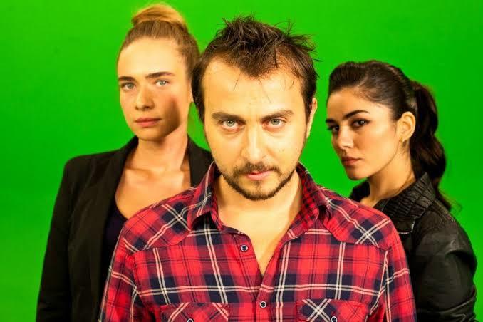 Uzun saçlı kadınlar kısa saçlı kadınlara göre daha mı kadınsı?