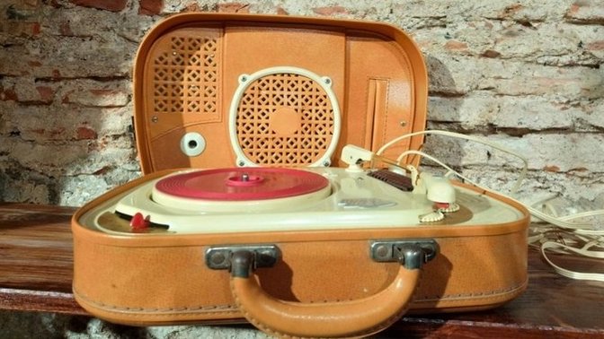 Plak çalardan müzik dinlemek ister miydin?