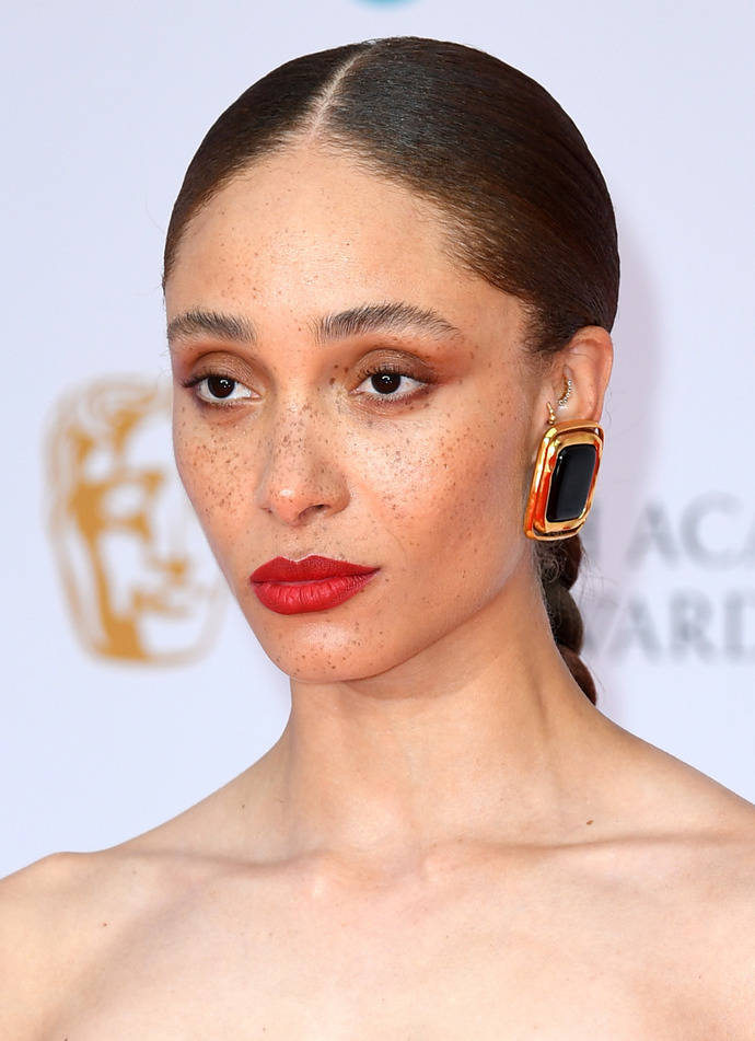 2022 Bafta Ödüllerinde saçları ve makyajları ile gözlerinizi kamaştıran ünlü hangisi oldu?