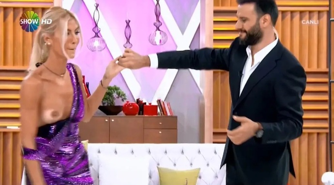Çağla Şikel göğüs'ü!?