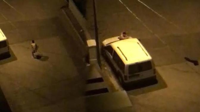 Yol ortasında soyundu, meydan dayağı yedi! Siz dışarıda çırılçıplak birini görseniz ne tepki verirsiniz?