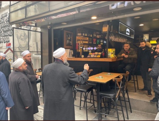 Bu tebliğci tayfa neden sadece barlara gidiyor?