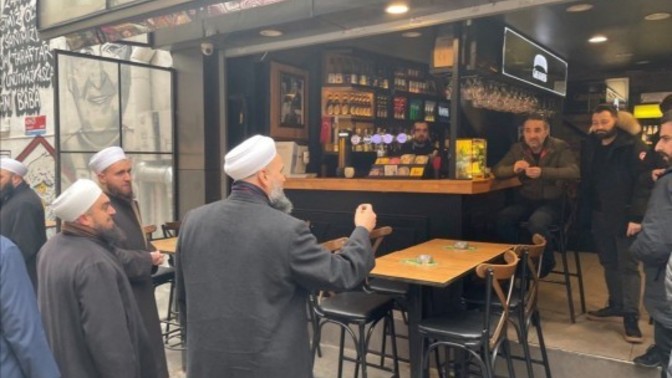 Bu tebliğci tayfa neden sadece barlara gidiyor?