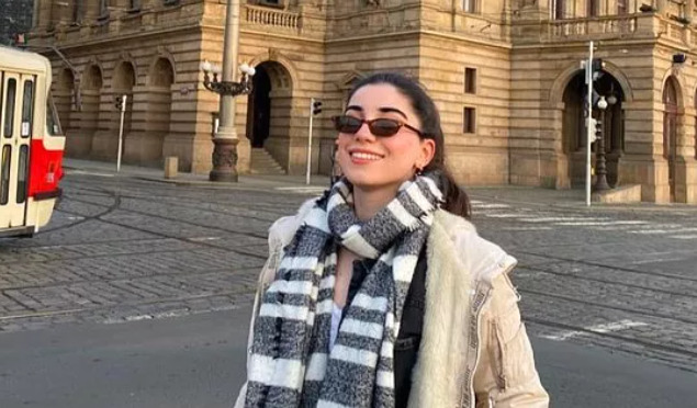 Her sınıfta sürekli üşüyen ve pencereyi açtırmayan bir kız olmak zorunda mı?