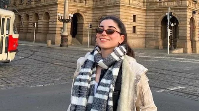 Her sınıfta sürekli üşüyen ve pencereyi açtırmayan bir kız olmak zorunda mı?