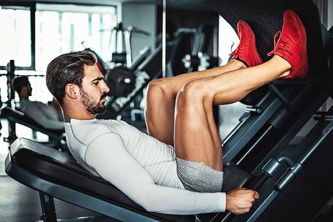 Spor ile yapılmış kalın bacak sizce de çekici değil mi?
