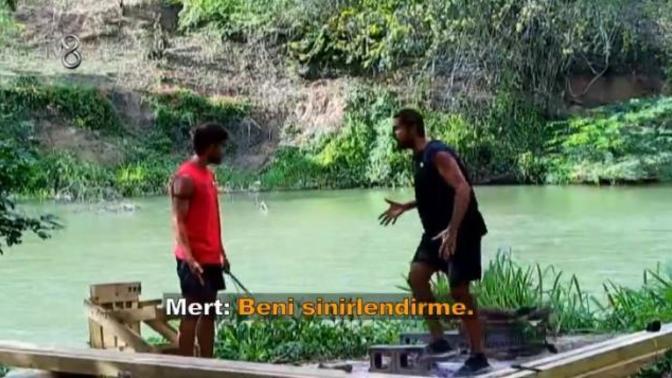 Survivor Mert ve Batuhan birbirine sopa fırlattı, sizce diskalifiye gelir mi?