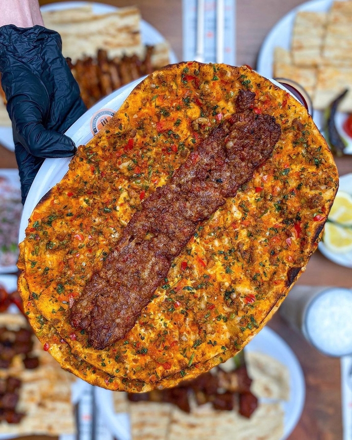 Adana en güzel lahmacun arasında yenir😄