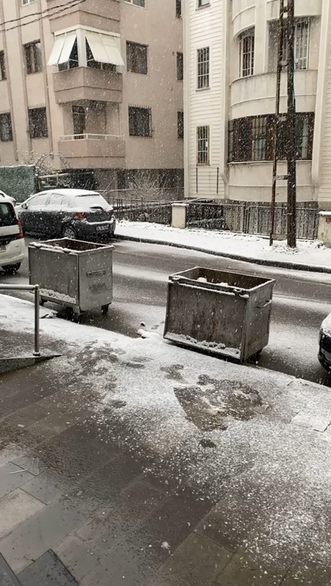Mart kapıdan baktırır kazma kürek yaktırır diyen kimdi?
