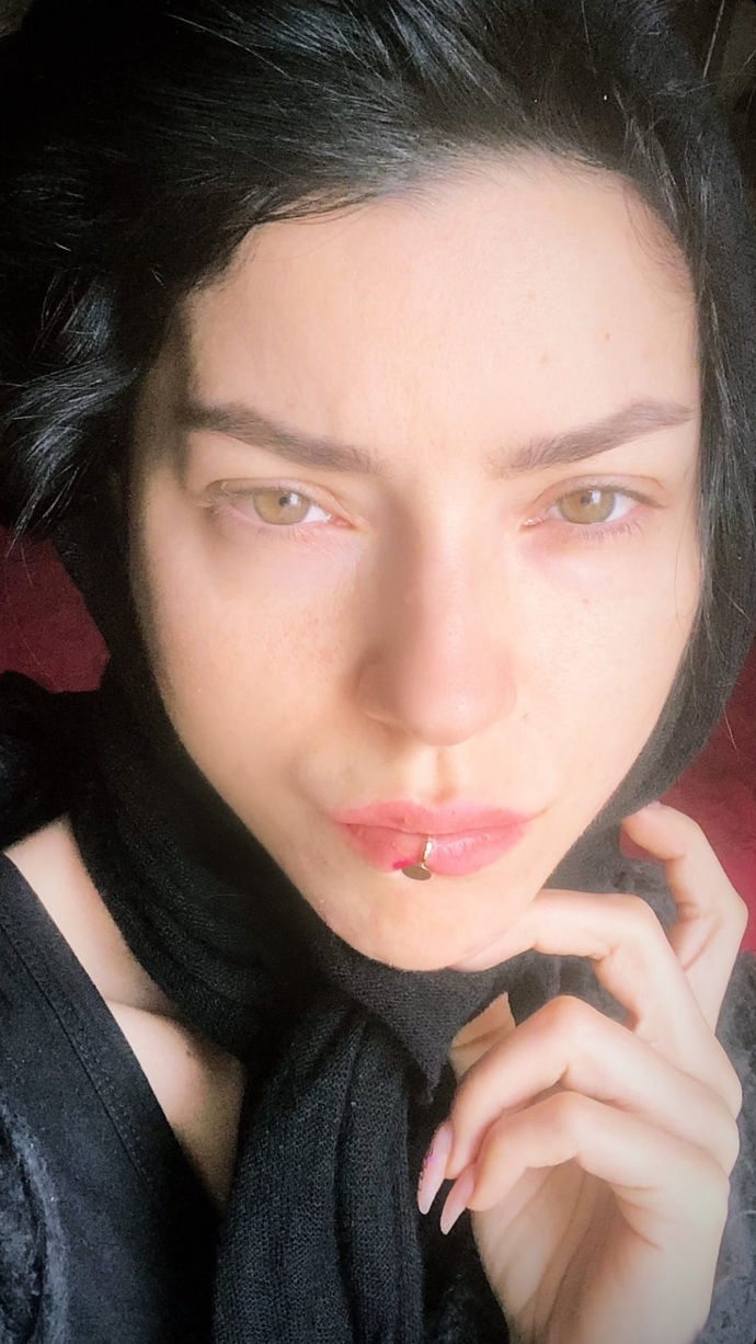 Merve Boluğur dudak piercingi yaptırdı. Sizce yakışmış mı?
