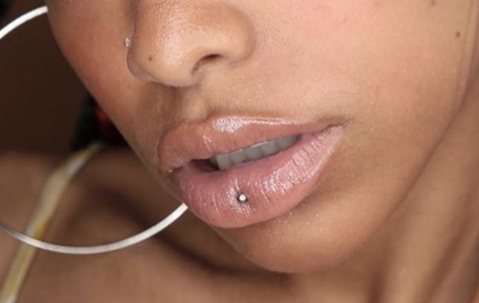 Merve Boluğur dudak piercingi yaptırdı. Sizce yakışmış mı?