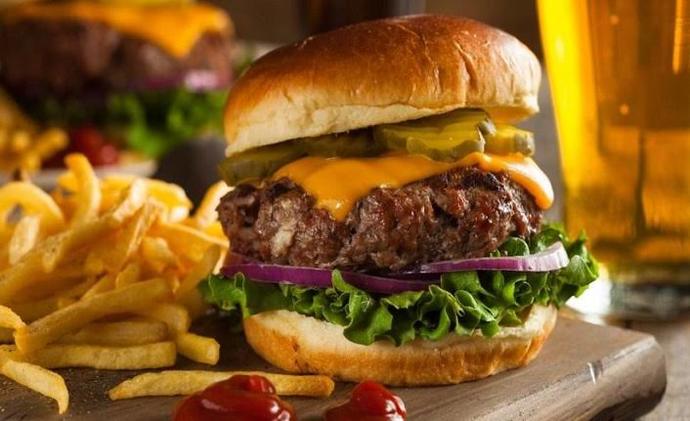 Dışarda yemek yemeyi sever misiniz?