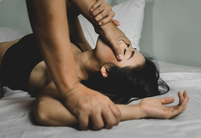 Seks yaparken ağzınızı kapatan partner ne yapmaya çalışıyordur?