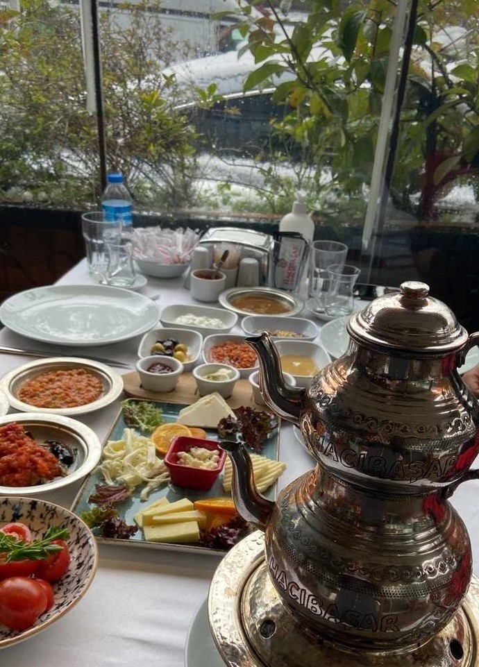 Serpme kahvaltı görgüsüzlük müdür?