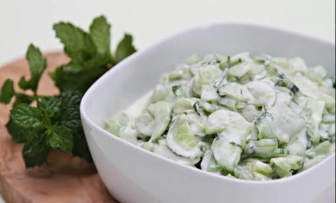 Menünüzün yanında yoğurtlu salata mı yoksa normal limonlu salata mı tercih edersiniz?